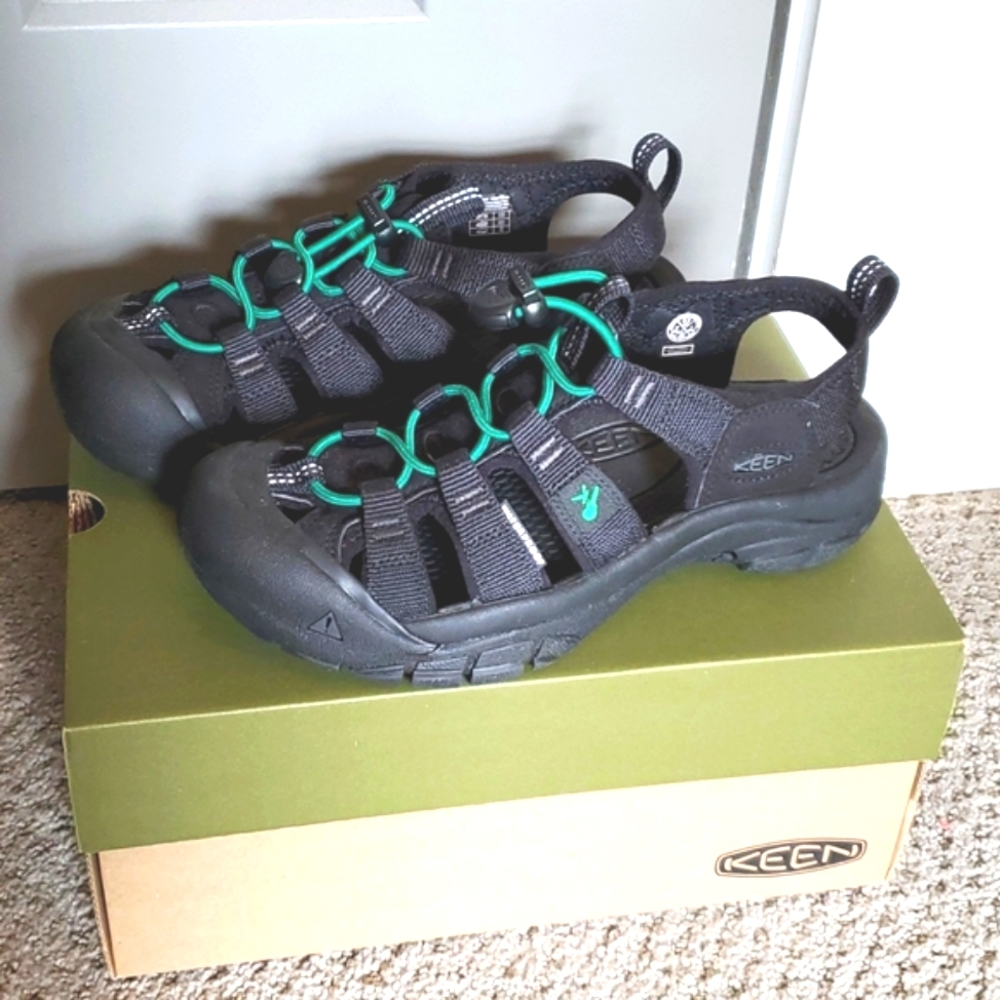 NEW KEEN  ladies shoes sz 6.5 NEW in box. Newport H2 $148